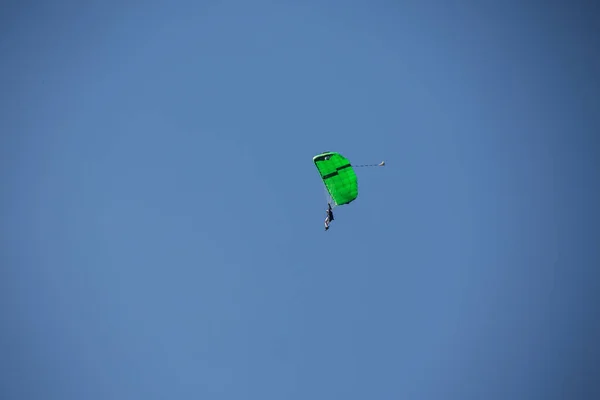 패러글라이더를 날아가는 스카이다이버 — 스톡 사진