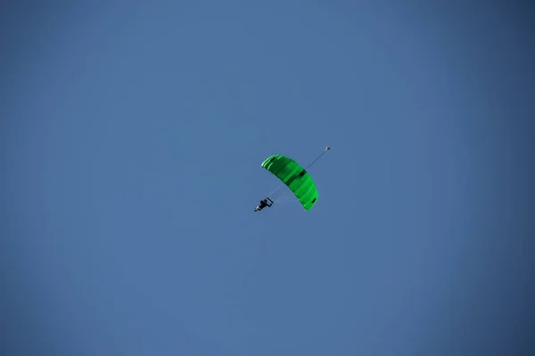 패러글라이더를 날아가는 스카이다이버 — 스톡 사진