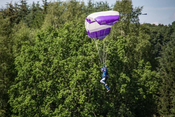 飞行中的滑翔机跳伞者 — 图库照片