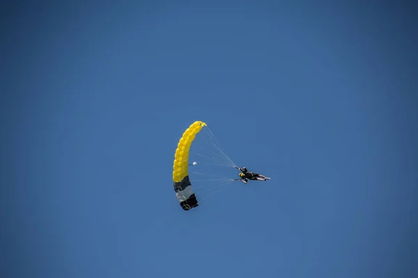 Paraşütçü Paraşütçü Havada — Stok fotoğraf