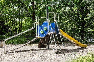 Slayt ve metal çubuklu macera oyun parkı