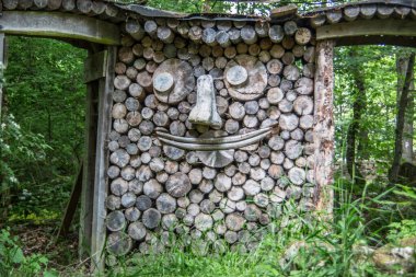 Eski kütüklerden yapılmış tahta bir yüz.