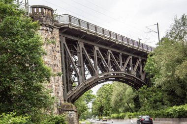 Witten 'deki Ruhr üzerindeki demiryolu köprüsü.