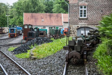 Madencilik ocağına giden eski demiryolu rayları