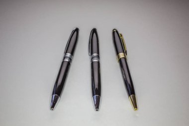 Masadaki soylu siyah ve altın katip