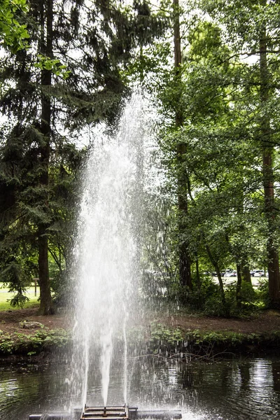 城市公园池塘里的喷泉 — 图库照片