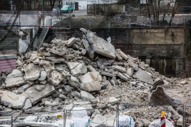 Evler yıkıldığında molozlar dökülür