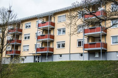 Prefabrik binalardaki renkli yüksek binalar