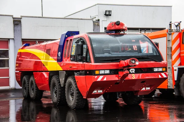 飛行場の赤い消防車 — ストック写真