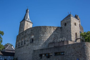 Belediye binası olan Bensberg kalesi