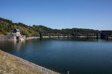 Bergisches arazisindeki baraj.