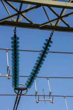 Kablolar ve izolatörlerle Siegen santrali