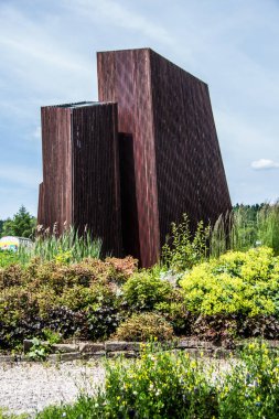 Parktaki kırmızı kahverengi tahta kule.