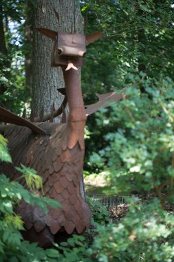 Yeşil parktaki bir uçurtmanın metal yapısı