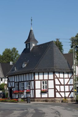 Ülkedeki küçük yarı keresteli şapel.