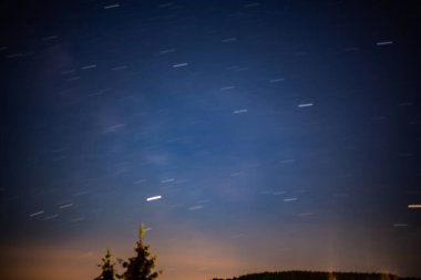 Yıldızlı mavi gece gökyüzü