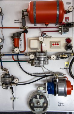 Manometreyle sıkıştırılmış hava freni