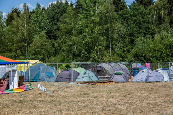 Σκηνή Πόλη Στο Λιβάδι Στην Άκρη Του Δάσους — Φωτογραφία Αρχείου