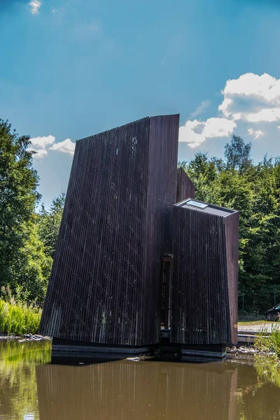 Houten Hut Zomervijver — Stockfoto