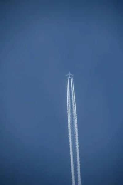 Airplane Contrails Blue Summer Sky — Stock Photo, Image