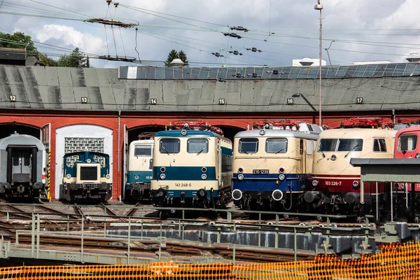 Lokschuppen Mit Elektro Und Diesellokomotiven — Stockfoto