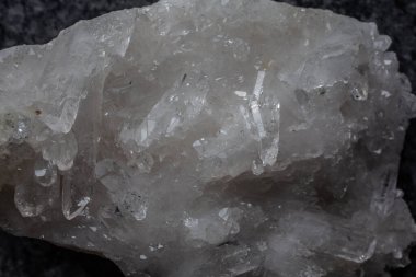 Bir jeotun içindeki şeffaf parlak kaya kristalleri