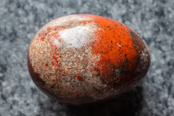 光沢のある茶色の丸天然石 — ストック写真