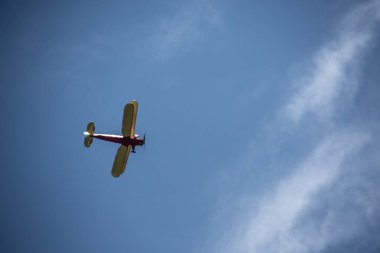 Mavi gökyüzünde çift katlı uçak