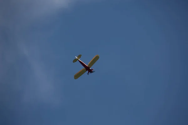 Doppeldeckerflugzeug Blauen Himmel — Stockfoto