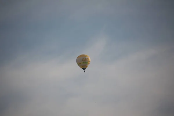 青い夏の空にカラフルな熱気球ホバー — ストック写真
