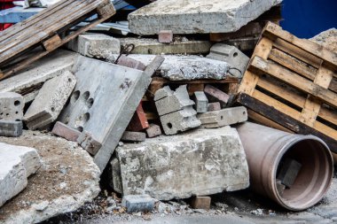 Çöktükten sonra çelik ve betondan yapılmış enkaz yığınları.