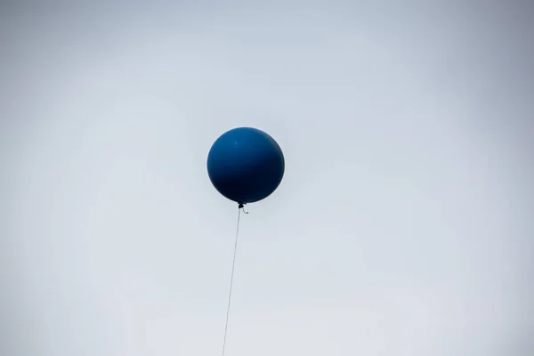 空に青い気球が浮かぶ — ストック写真