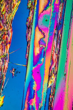 Mikroskop altında kutuplaşmış ışıktaki Urea kristalleri