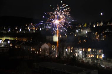 Gökyüzünde ışık izleri olan yeni yıl havai fişekleri.