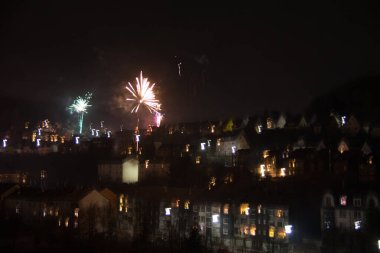 Gökyüzünde ışık izleri olan yeni yıl havai fişekleri.