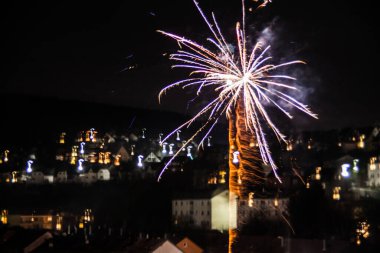Gökyüzünde ışık izleri olan yeni yıl havai fişekleri.