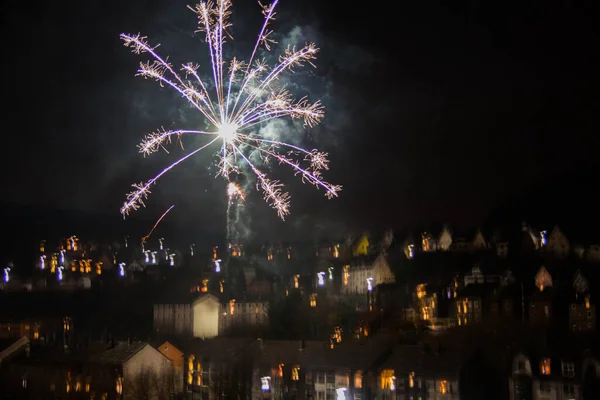 Fuegos Artificiales Año Nuevo Con Rastros Luz Cielo — Foto de Stock