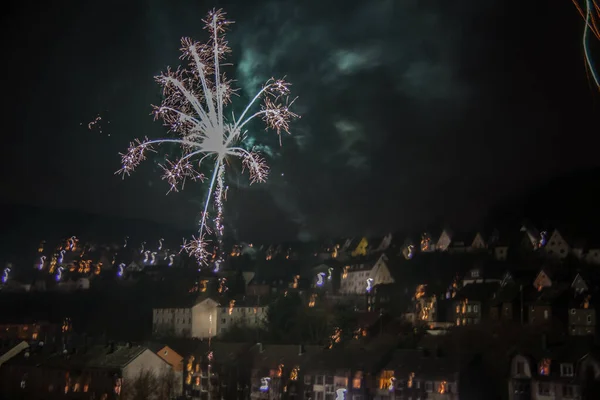 Nyår Fyrverkerier Med Spår Ljus Himlen — Stockfoto