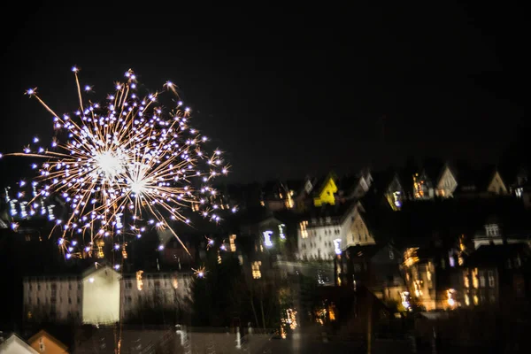 Fogos Artifício Ano Novo Com Vestígios Luz Céu — Fotografia de Stock