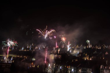 Gökyüzünde ışık izleri olan yeni yıl havai fişekleri.
