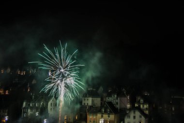 Gökyüzünde ışık izleri olan yeni yıl havai fişekleri.