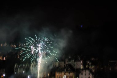 Gökyüzünde ışık izleri olan yeni yıl havai fişekleri.