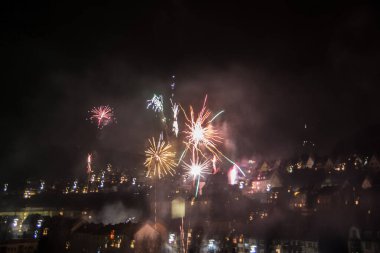 Gökyüzünde ışık izleri olan yeni yıl havai fişekleri.