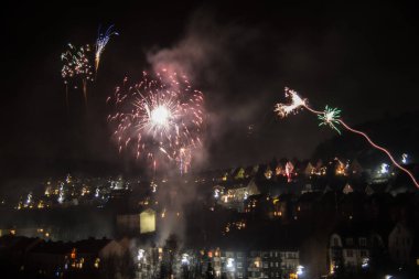 Gökyüzünde ışık izleri olan yeni yıl havai fişekleri.