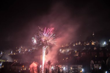 Gökyüzünde ışık izleri olan yeni yıl havai fişekleri.