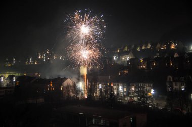 Gökyüzünde ışık izleri olan yeni yıl havai fişekleri.