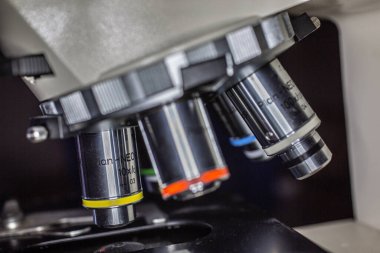 Hedefleri olan bir mikroskobun burun parçası