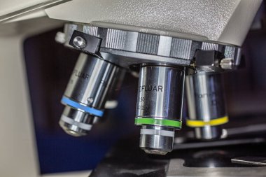 Hedefleri olan bir mikroskobun burun parçası