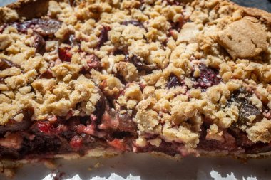 Erikli kek ve krema.