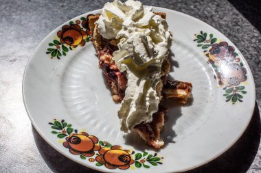 Erikli kek ve krema.